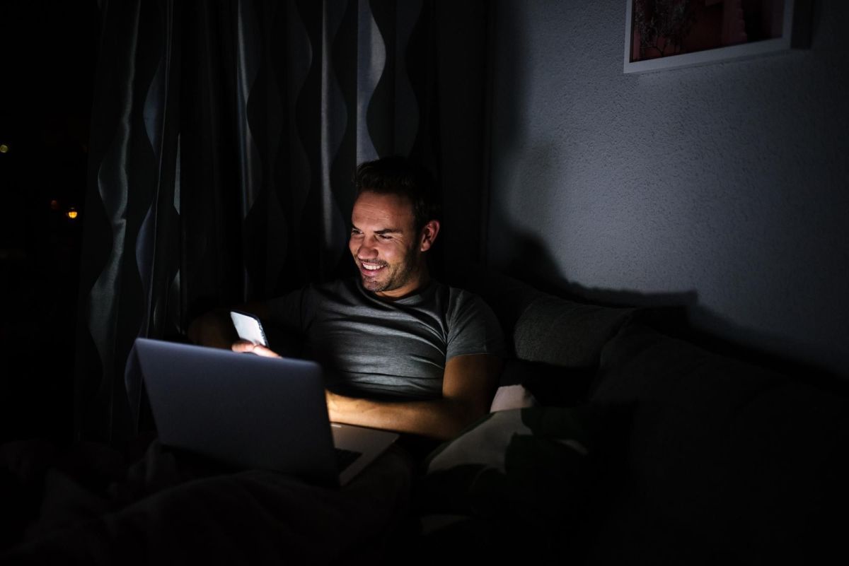 Passar muito tempo online está entristecendo as pessoas, aponta pesquisa
