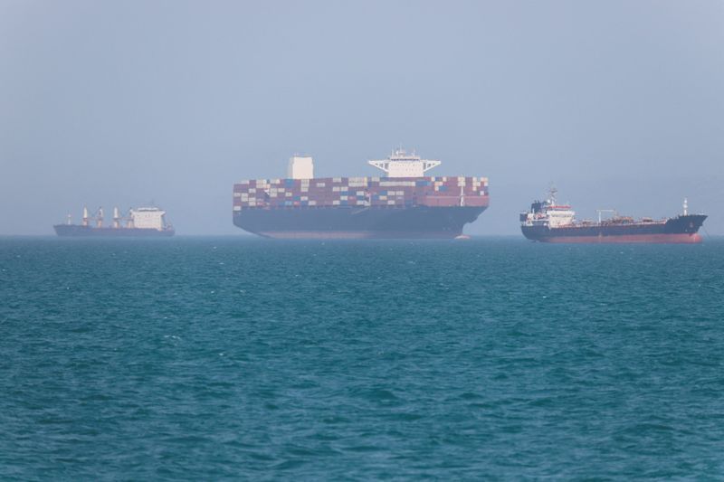 Petroleiro relata duas explosões na costa de Omã, diz centro britânico