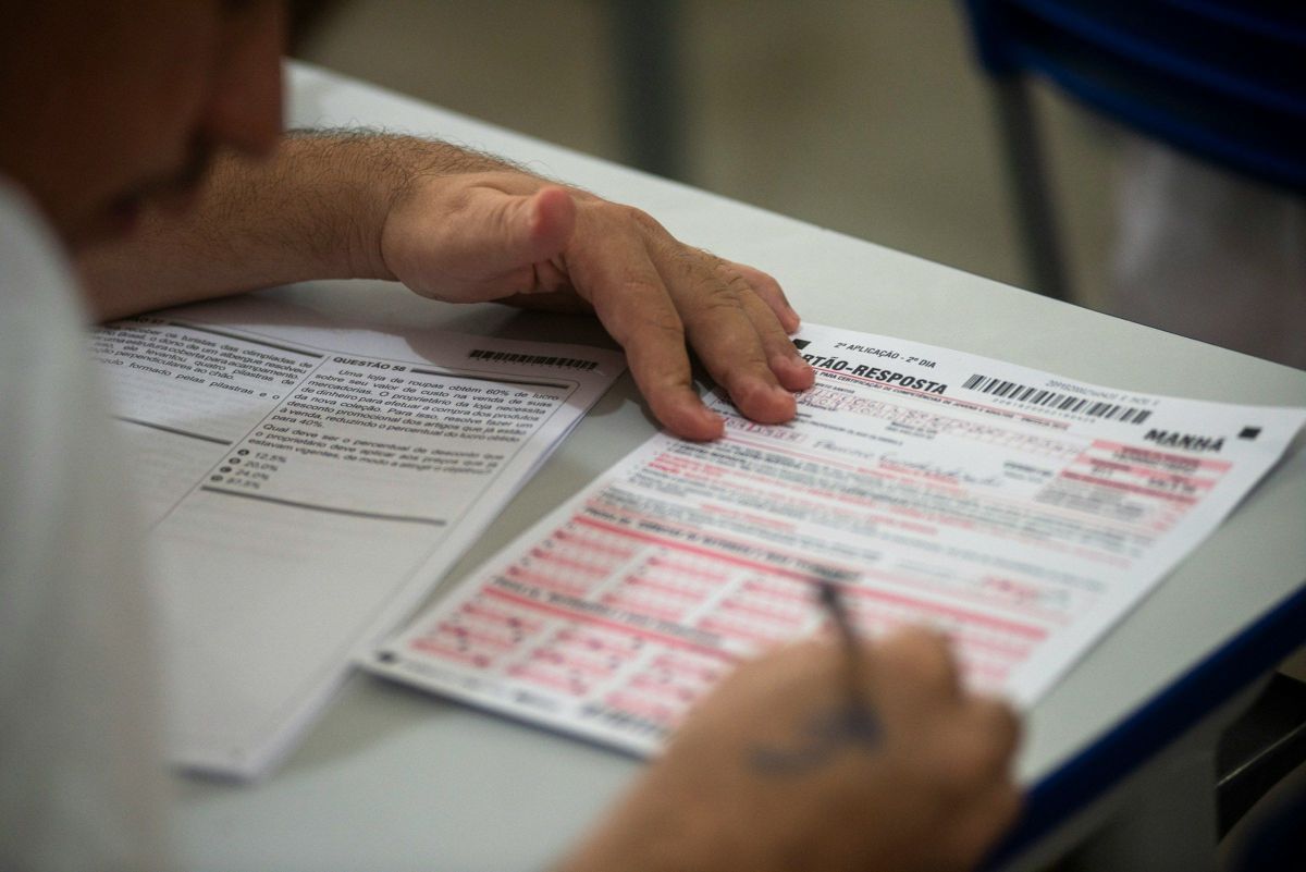 Prova do Encceja é aplicada neste domingo para quem não terminou a escola