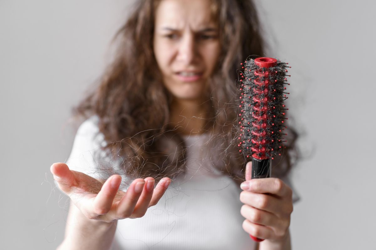 Queda de cabelo: confira hábitos diários que pressionam o couro cabeludo