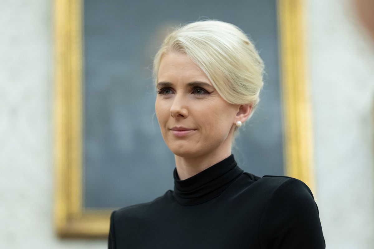Quem é a assessora de Trump que viajou em um porta-malas para acompanhá-lo?