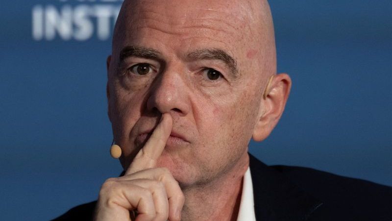 Recuo em plano de investimentos amplia crise de Infantino na Fifa