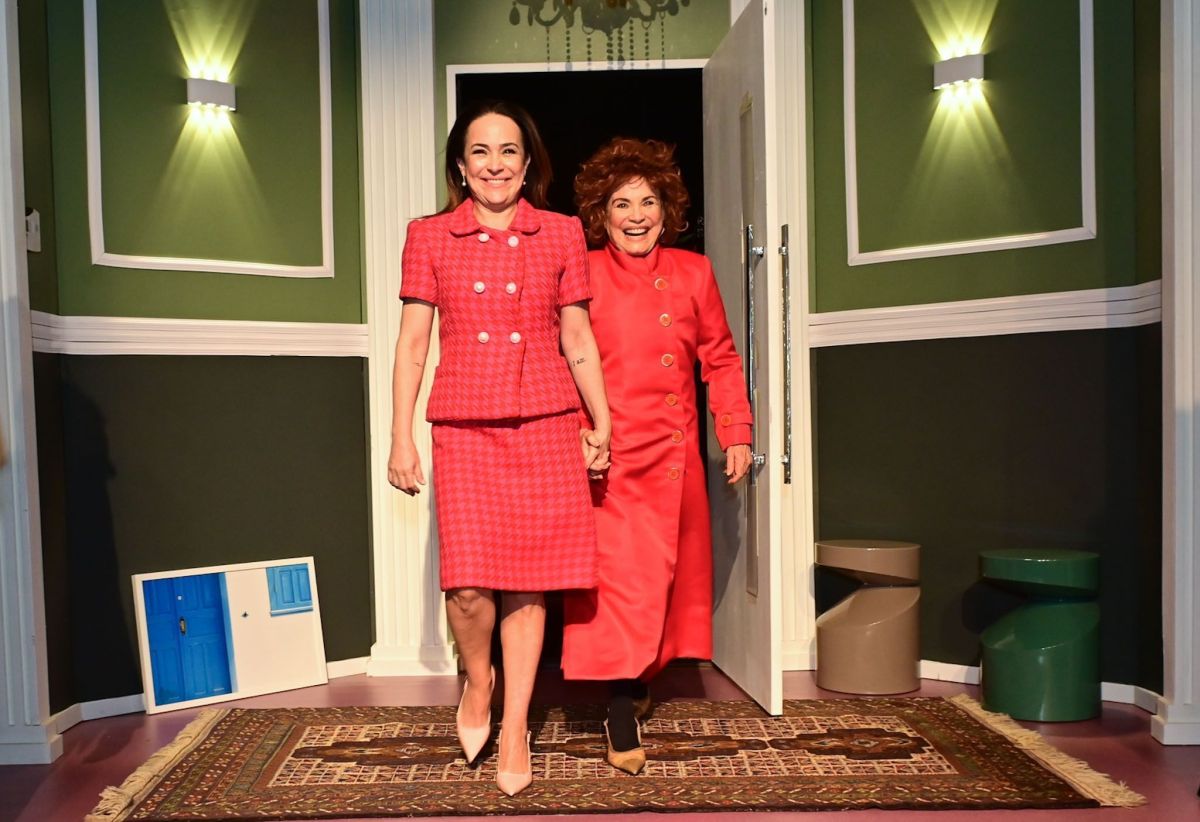 Regina Duarte estreia peça com a filha e recebe a neta; veja
