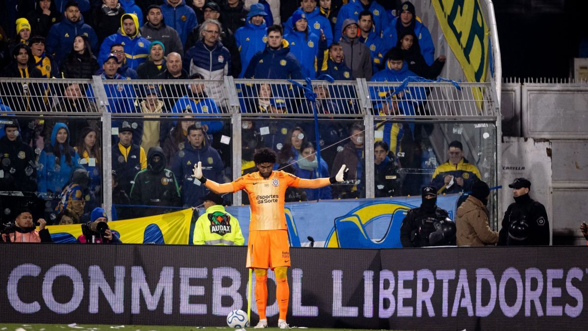 Rosario Central rebate Hugo Souza e acusa torcida do Corinthians de racismo