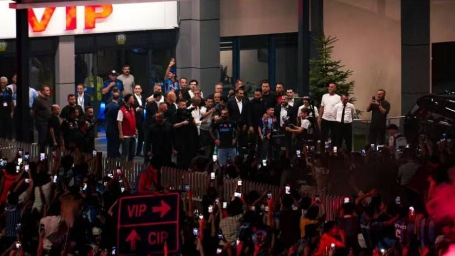 Salah é recebido com festa absurda pelos torcedores do Trabzonspor; veja