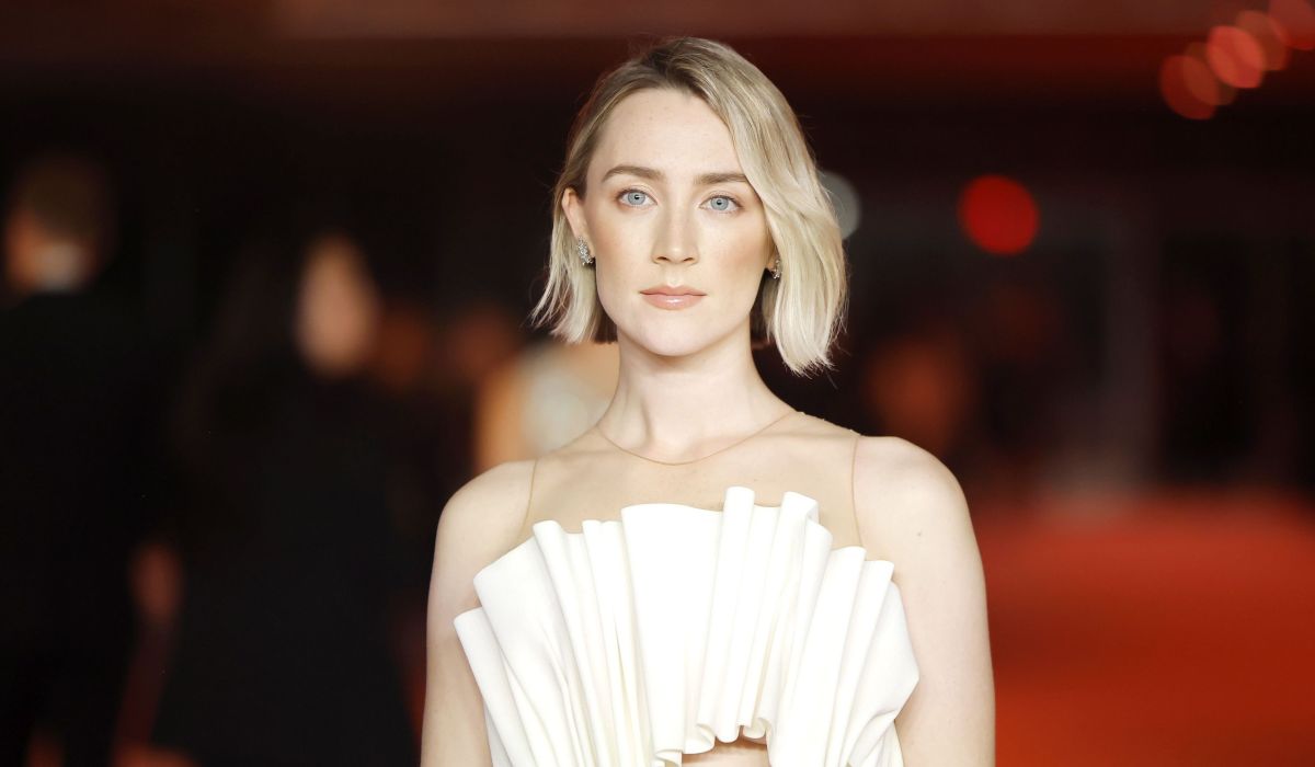 Saoirse Ronan é vista como Linda McCartney no set de filme dos Beatles