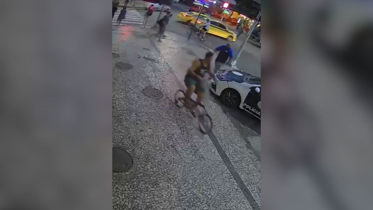 Segurança preso por linchamento de ciclista no RJ foi à delegacia usando bi
