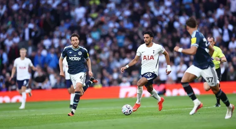Sem Savinho e Richarlison em campo, Ancelotti assiste derrota do Tottenham