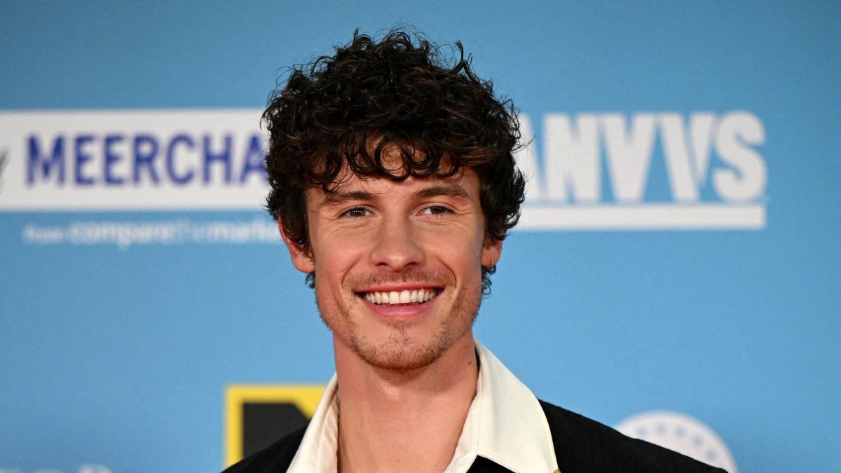 Shawn Mendes é flagrado por fã em igreja em São Paulo; veja