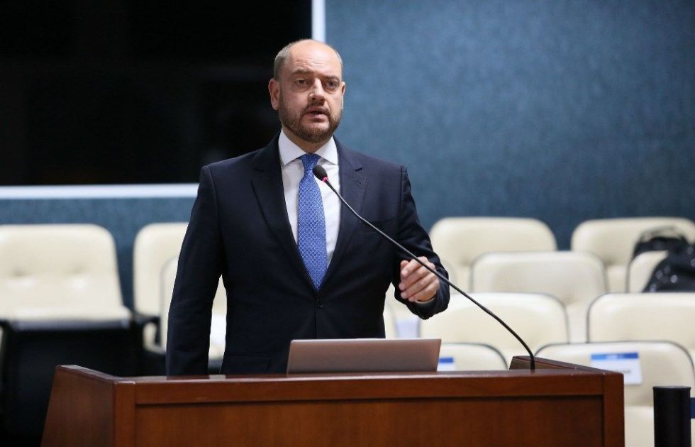 STF adia definição no RJ e abre caminho para permanência de Couto até 2027