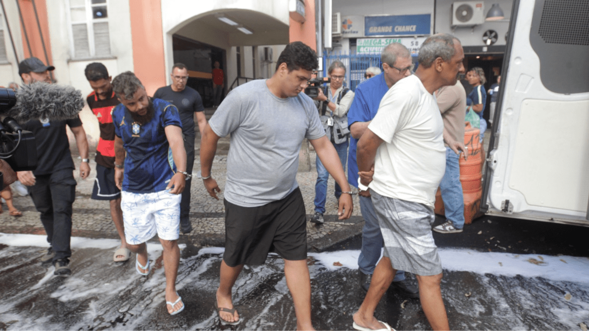 Terceiro envolvido em linchamento de ciclista se entrega à polícia no Rio