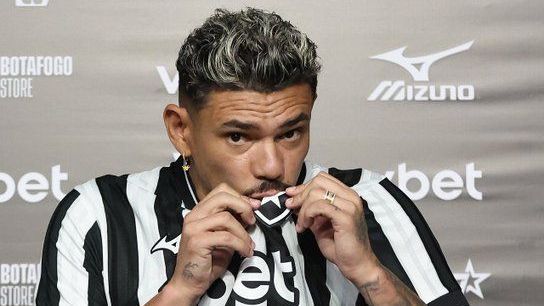 Tiquinho Soares é reapresentado no Botafogo: “Estou aqui pelo meu coração”