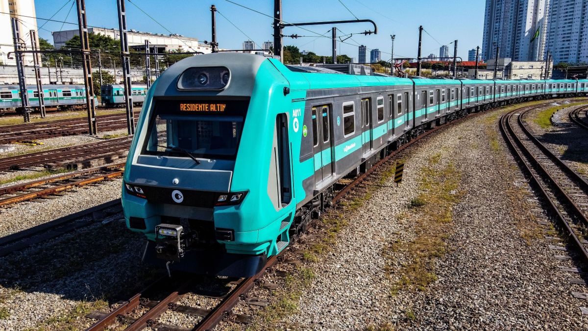 Trem descarrila perto da Estação Júlio Prestes em São Paulo