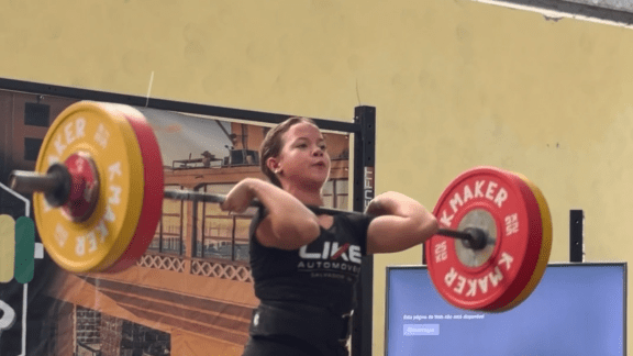 VÍDEO: aos 14 anos, atleta da Seleção impressiona ao levantar 101 kg