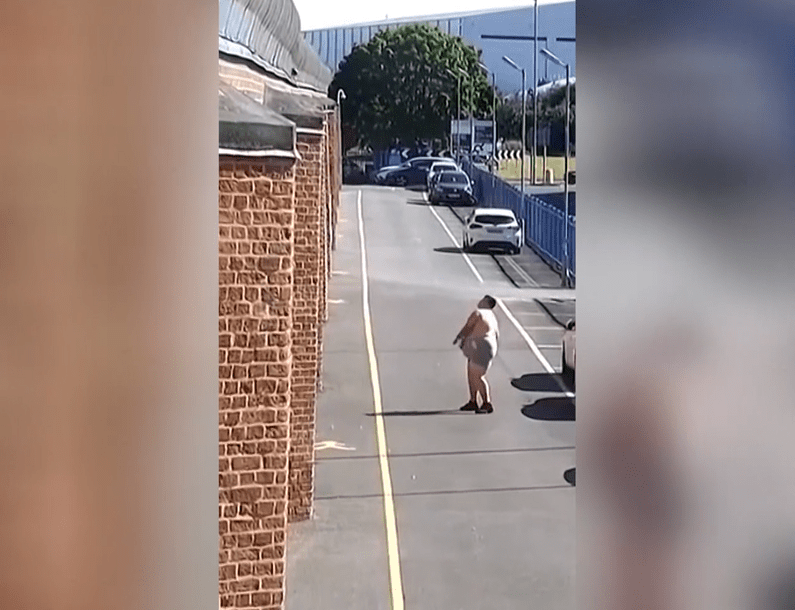 Vídeo: Homem joga pacote de drogas sobre muro de prisão na Inglaterra