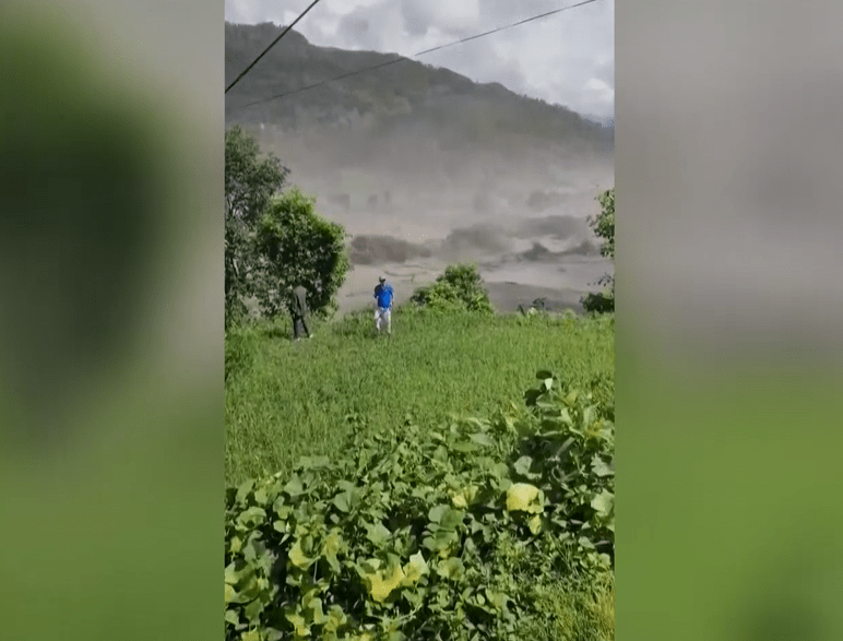Vídeo: Moradores do Nepal gritam em meio a correnteza causada por enchente
