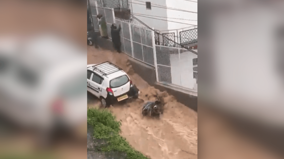 Vídeo: Mulher é quase arrastada pela água enquanto pilotava moto na Índia