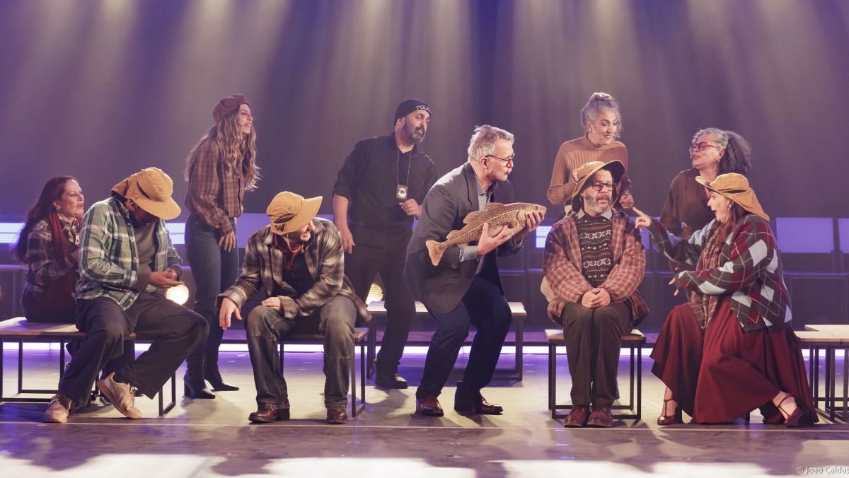 “Vindos de Longe”: adaptação da Broadway está em cartaz em SP