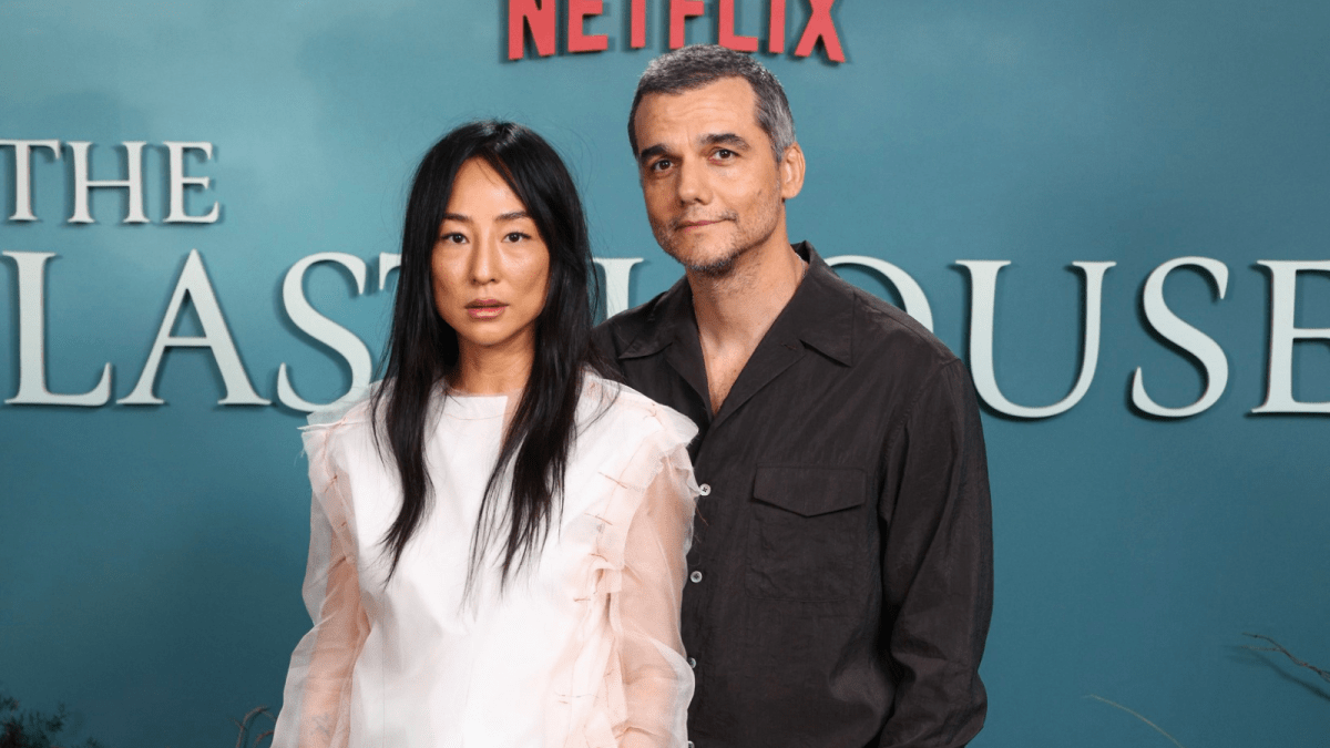 Wagner Moura posa ao lado de Greta Lee em pré-estreia de “A Última Casa”