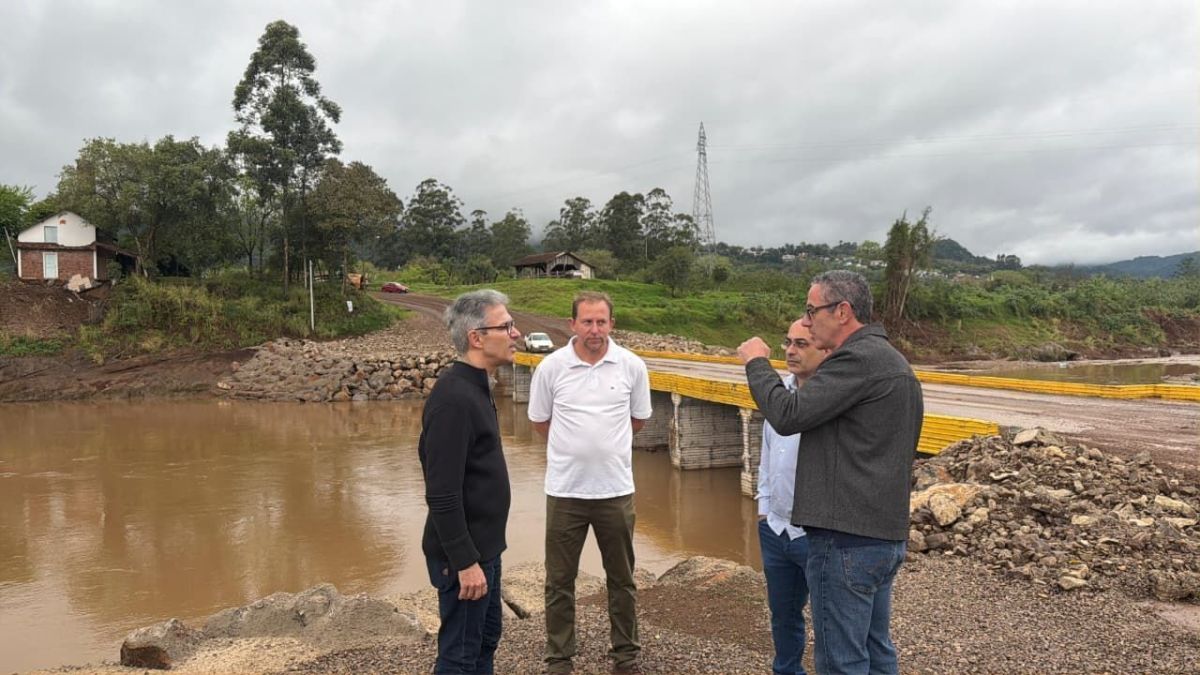 Zema visita ponte destruída por cheias no RS e volta a criticar Lula