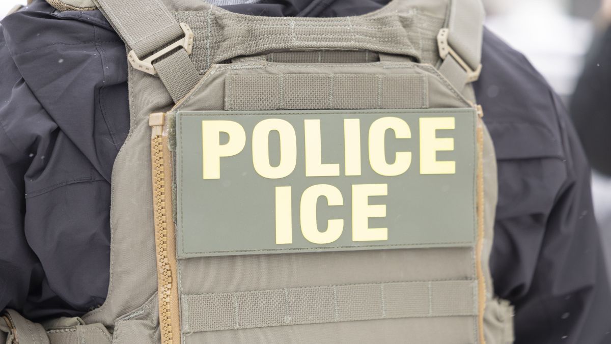 Ação quer proibir ICE de enviar agentes armados a locais de votação nos EUA