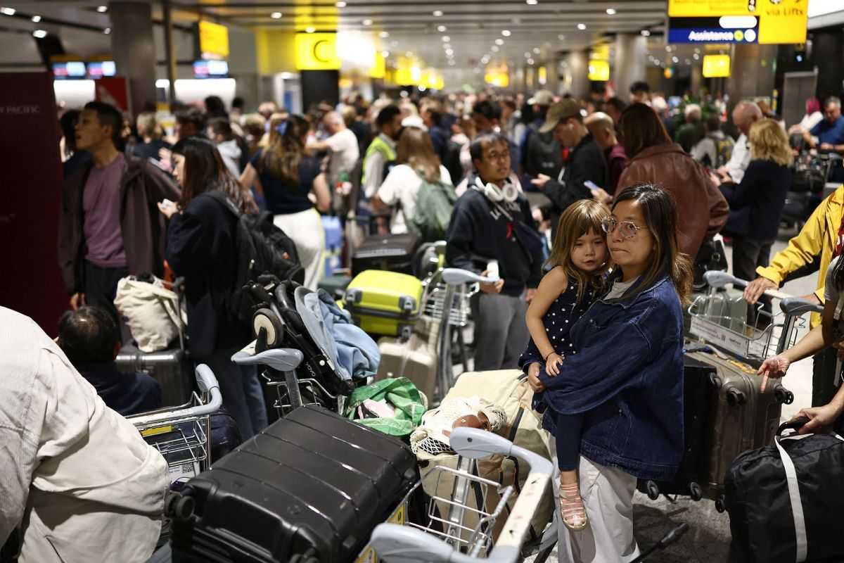 Aeroportos do Reino Unido retomam operações após dois dias com problemas
