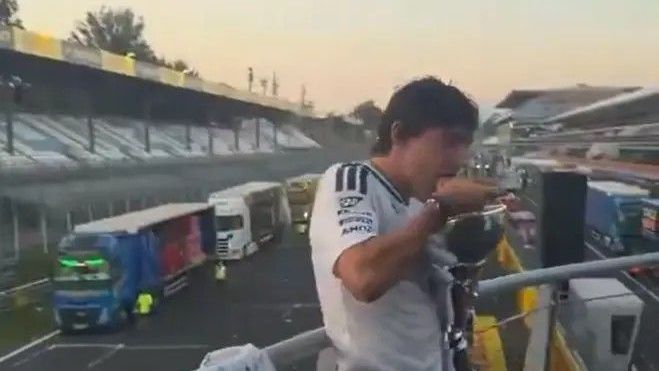 Antonelli comemora vitória histórica na F1 comendo macarrão no troféu