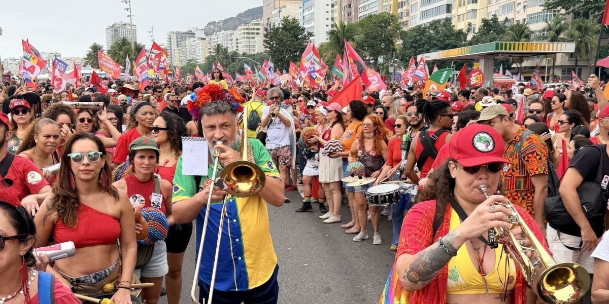 Apoiadores de Lula fazem ato em Copacabana uma semana antes da eleição