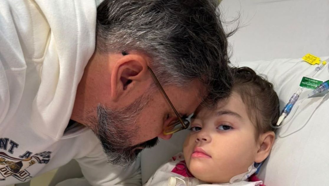 Após 2 semanas de internação, filhos de Cazarré visitam irmã no hospital
