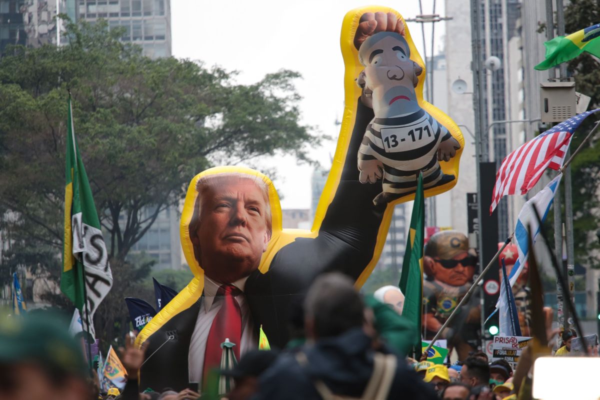 Ato da direita na Av. Paulista tem boneco gigante de Trump levantando Lula