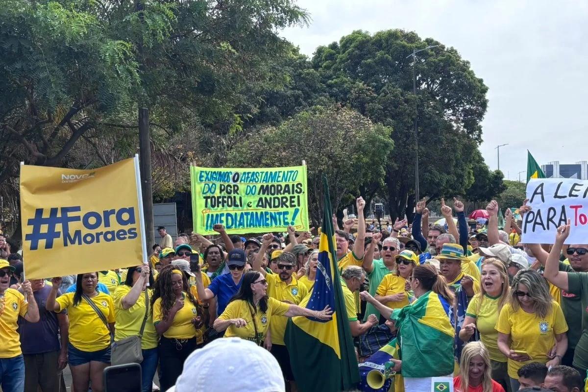Ato em Brasília pede impeachment de Moraes em meio a crise no STF