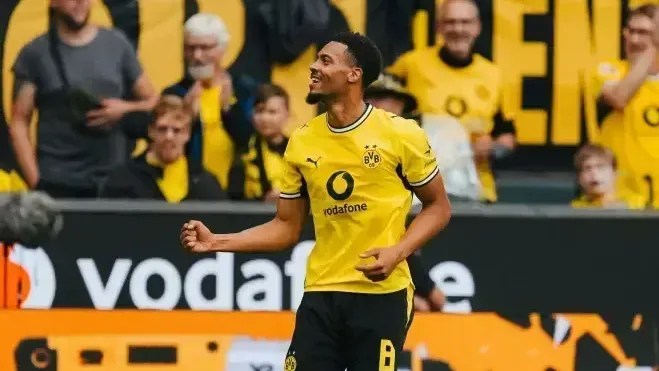 Borussia Dortmund goleia Paderborn e assume a liderança na Bundesliga
