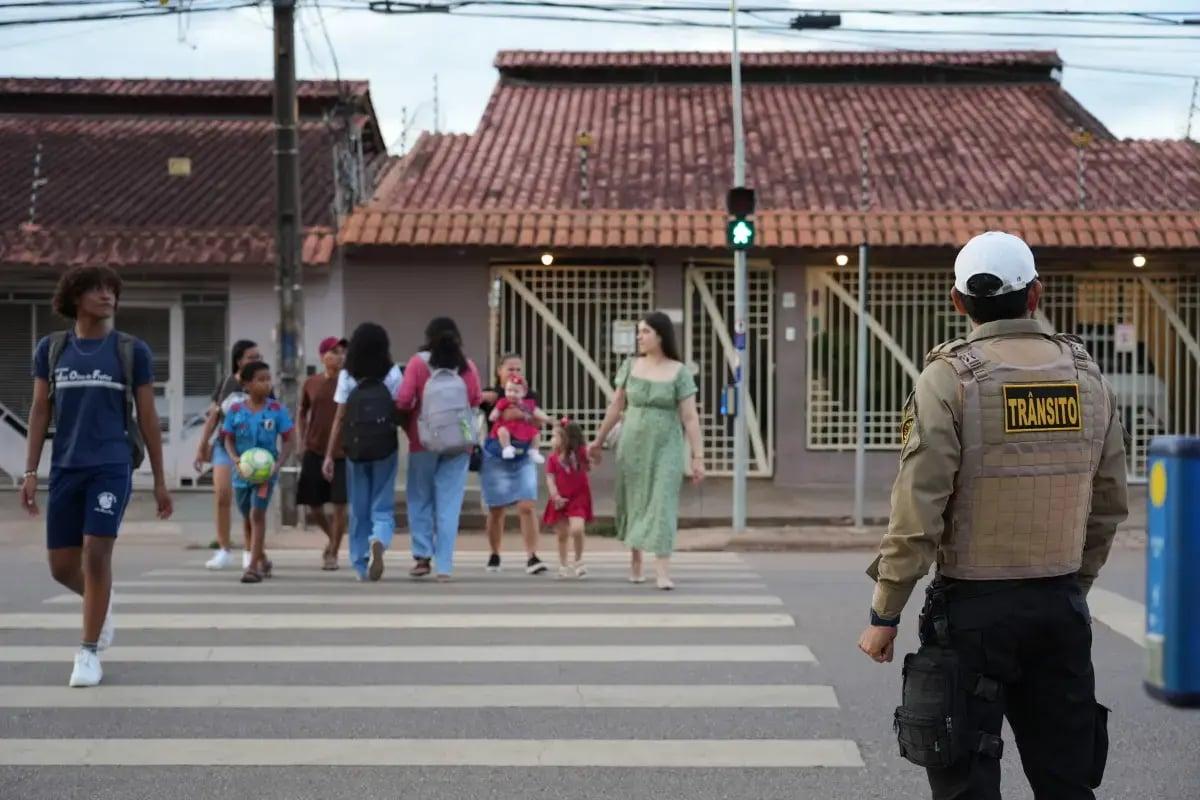 Botões de semáforo promovem travessias mais seguras para pedestres