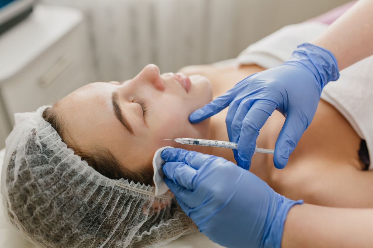 Botox pode gerar impacto nas relações? Procedimento pode afetar emoções, conexões sociais e até a vida sexual; entenda