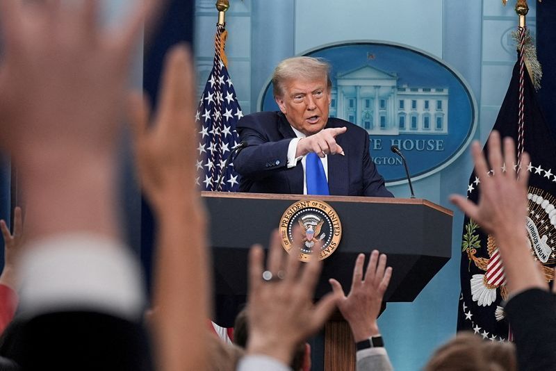 CNN, MS NOW e Politico pedem que juiz impeça Trump de retomar banimento