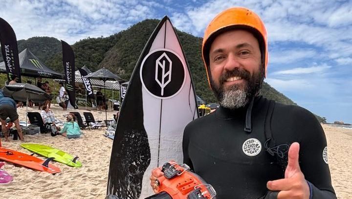 Concurso fotográfico de surfe atrai grande público na Praia de Grumari