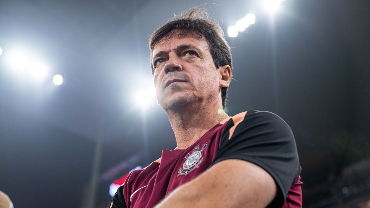 Corinthians anuncia permanência de Diniz a pedido dos jogadores