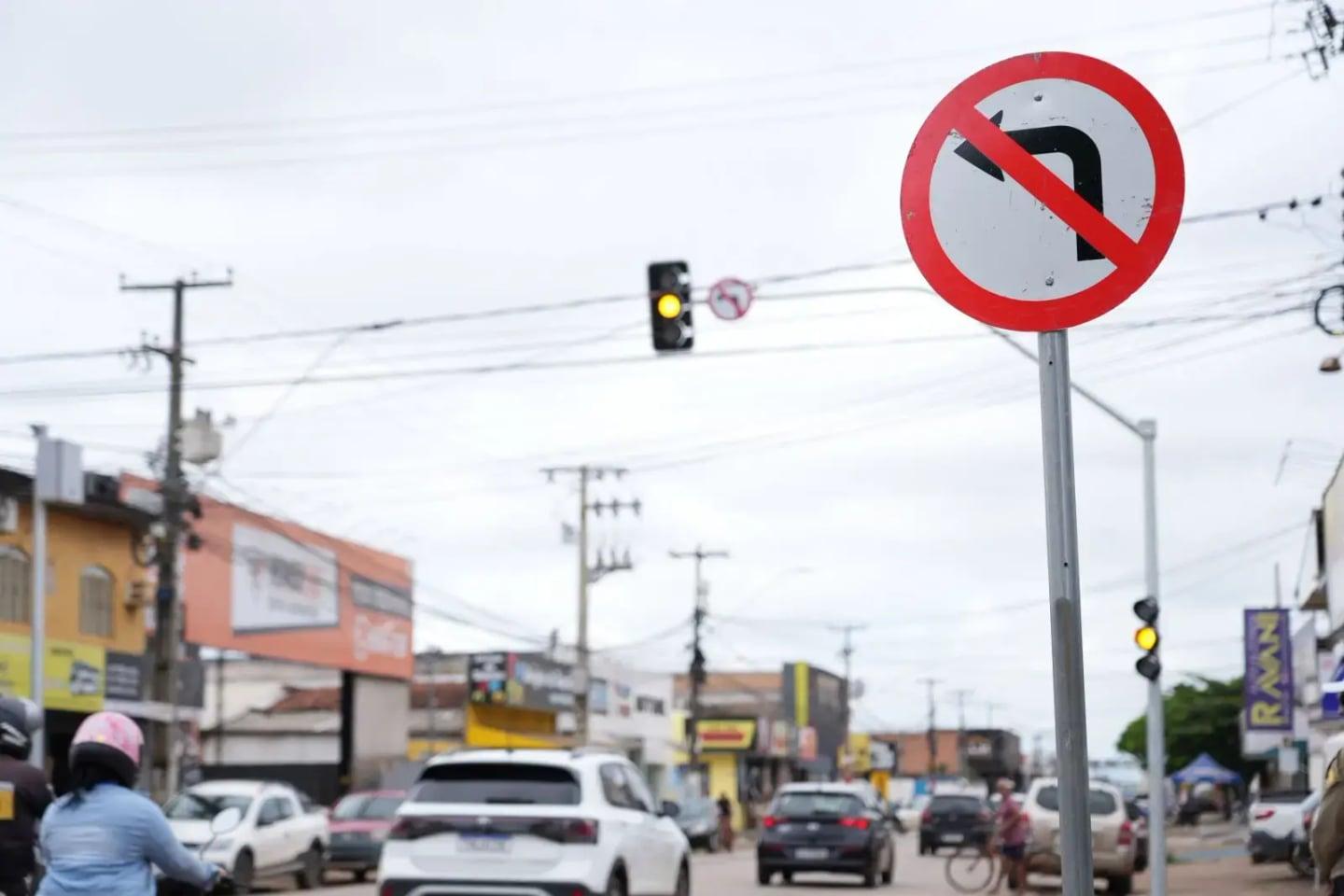 Cruzamentos de Porto Velho têm semáforos intermitentes durante a madrugada