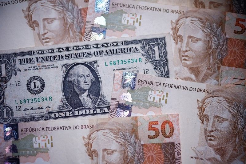 Dólar abre em queda com nova pesquisa eleitoral em foco