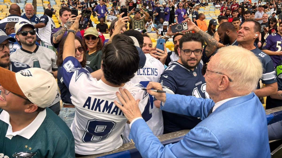 Dono do Dallas Cowboys atende fãs antes de jogo da NFL no Maracanã