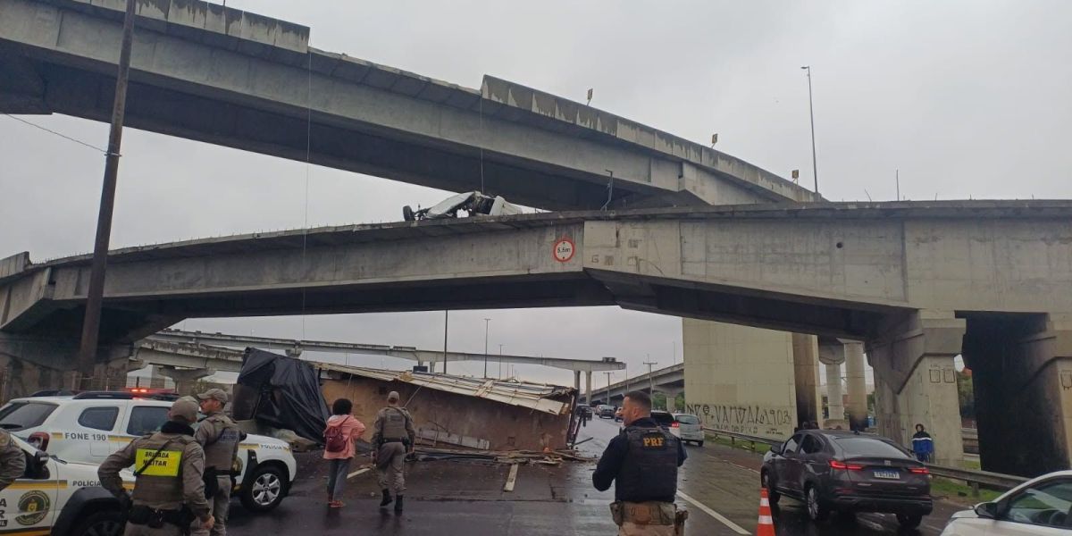 Duas pessoas morrem após caminhão despencar de ponte na BR-290 no RS