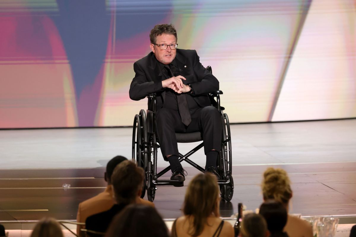 Em cadeira de rodas, Michael J. Fox é ovacionado e recebe homenagem do Emmy