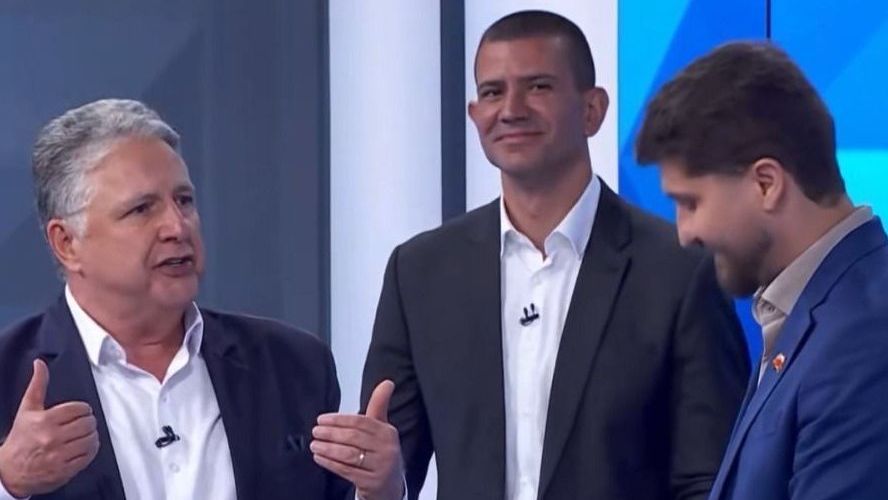 Em debate, Garotinho relembra programa “Leitinho Feliz” e candidatos riem