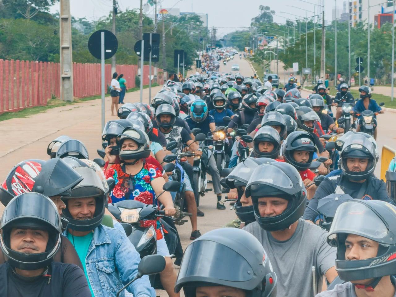 Entrega de 600 capacetes marca a Semana Nacional de Trânsito