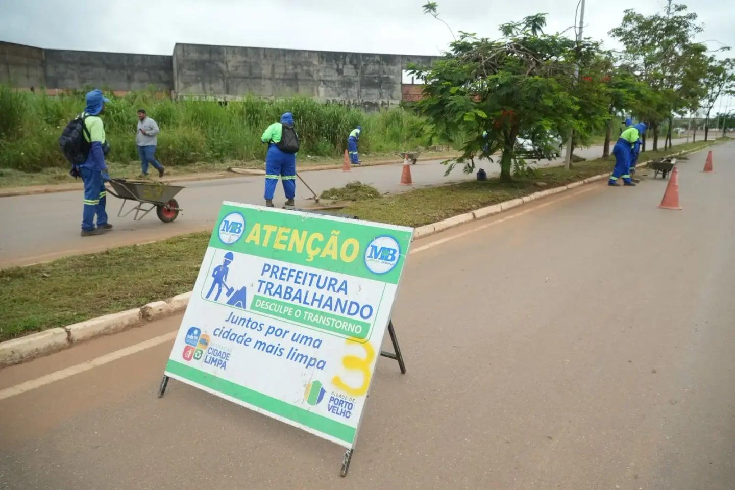 Equipes realizam limpeza em ruas, praças e mercados