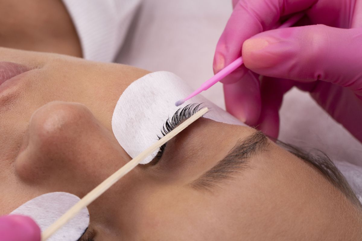 Extensão de cílios pode favorecer ácaros e causar irritação ocular; entenda