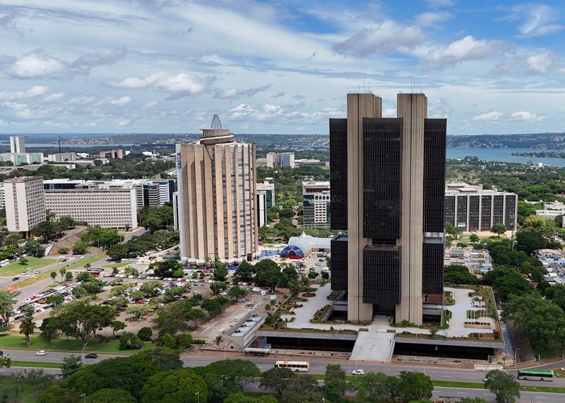 Focus mostra projeção de analistas para inflação este ano abaixo de 5%