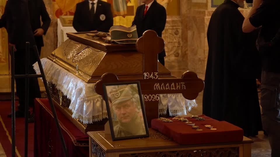 Funeral de criminoso de guerra na Sérvia reúne milhares e reabre feridas