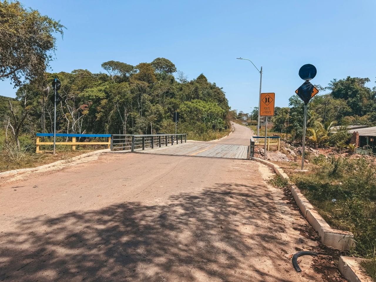 Instalação de lombadas em extremos da ponte na Estrada de Santo Antônio