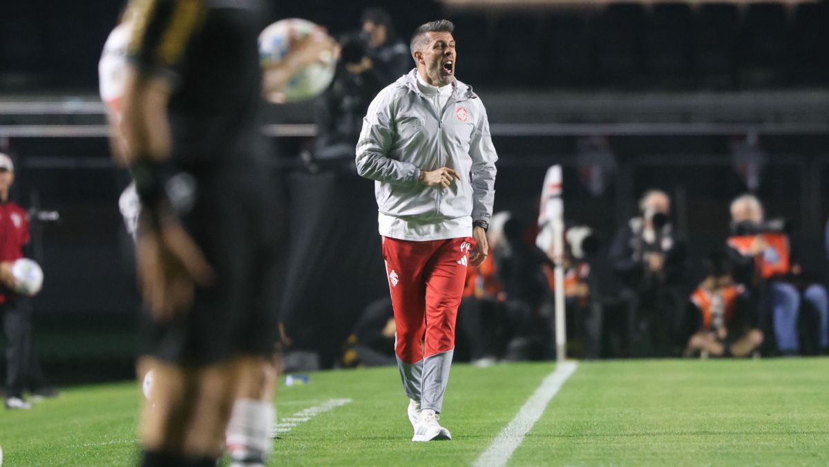 Internacional anuncia demissão do técnico Paulo Pezzolano